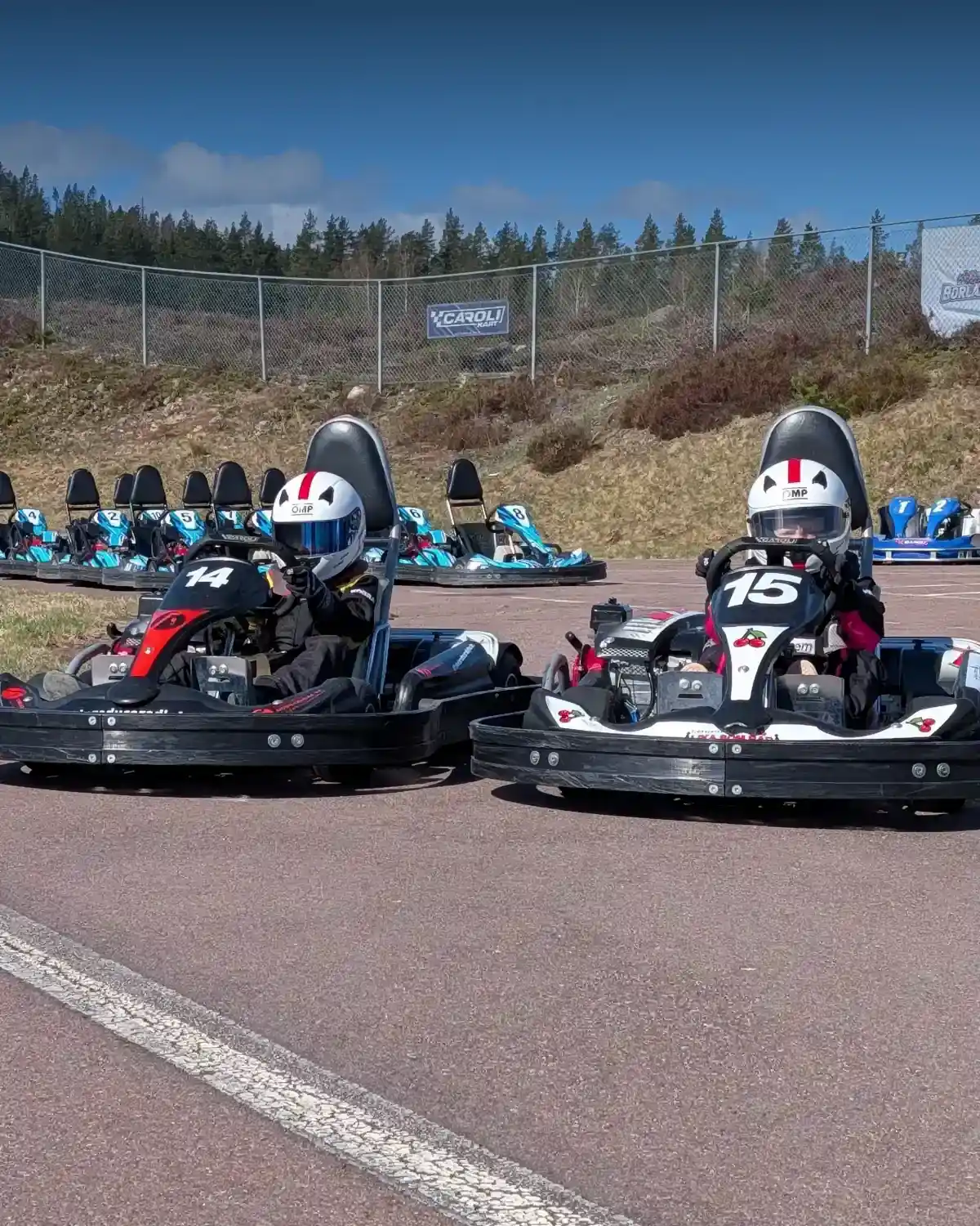 Två gokart-förare på startlinjen vid Amsbergsbanan i Borlänge